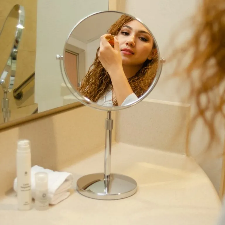 Ghid pentru îngrijirea buzelor: Exfoliere, hidratare și protecție Photo "Lip Care Guide: Exfoliation, Hydration, and Protection"