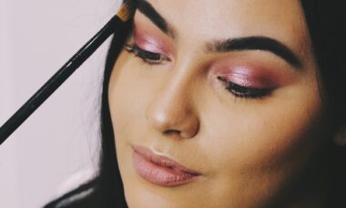 Photo "5 contouring and highlighting techniques for a defined look"