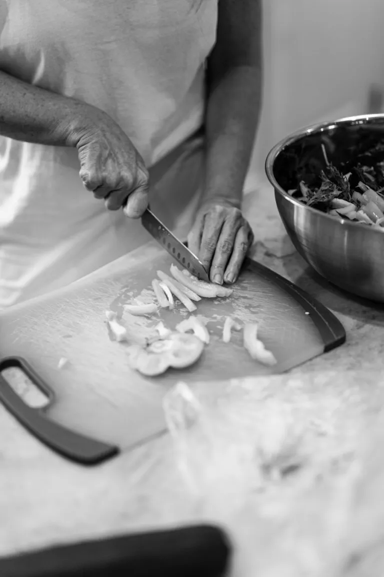 Ghidul bucătarului începător: De la ingrediente esențiale la tehnici de bază Photo "The Beginner Cooks Guide: From Essential Ingredients to Basic Techniques"