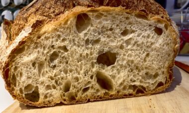 Photo How to make homemade artisanal bread with a crispy crust and fluffy crumb