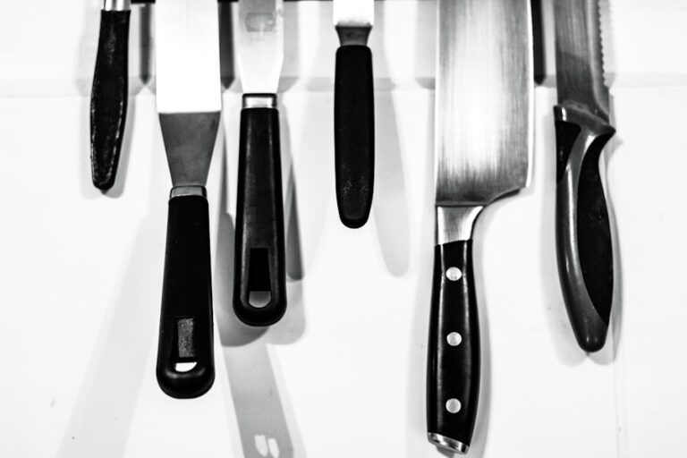 Ghid pentru alegerea ustensilelor de bucătărie esențiale Photo "Guide to Choosing Essential Kitchen Utensils"