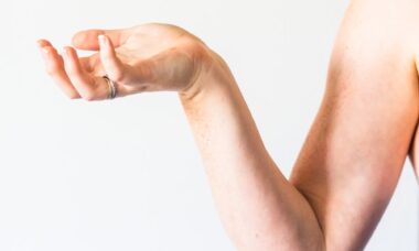 Photo "Shoulder workout for definition: 5 effective exercises at home"