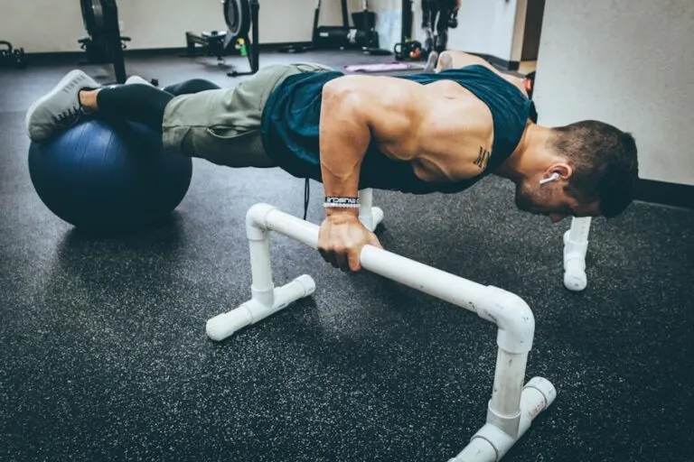 Photo "Training for a strong core: 5 essential exercises for stability"