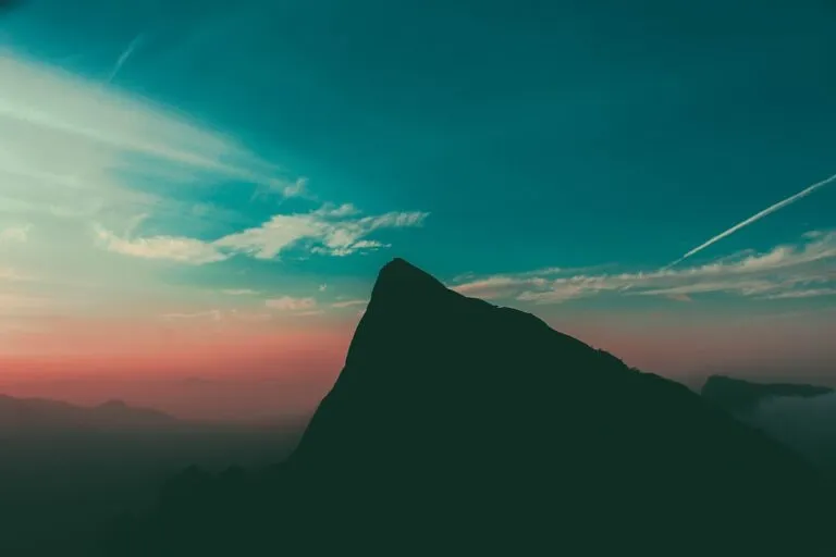 Cum Să Păstrezi o Atitudine Pozitivă În Fața Obstacolelor Photo Mountain peak