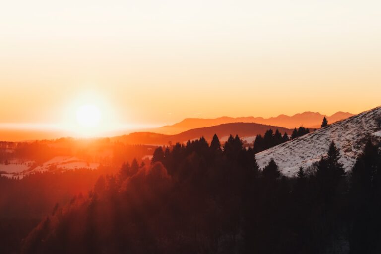 Cum Să Transformi Rutina de Zi cu Zi într-o Sursă de Bucurie Photo Colorful sunrise