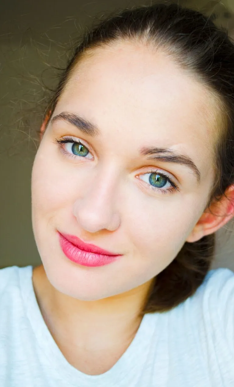 Machiaj de zi cu zi: Tutorial pas cu pas pentru un look natural și proaspăt Photo "Everyday makeup: Step-by-step tutorial for a natural and fresh look"
