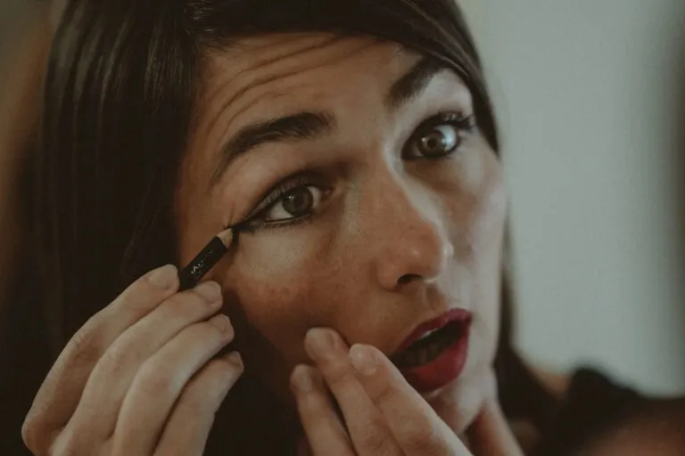 10 trucuri de machiaj esențiale pe care orice femeie ar trebui să le stăpânească Photo "10 essential makeup tricks every woman should master"