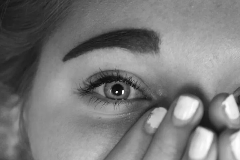 Sprâncene perfecte: Ghid pas cu pas pentru modelare și umplere Photo Perfect Eyebrows: Step-by-Step Guide for Shaping and Filling