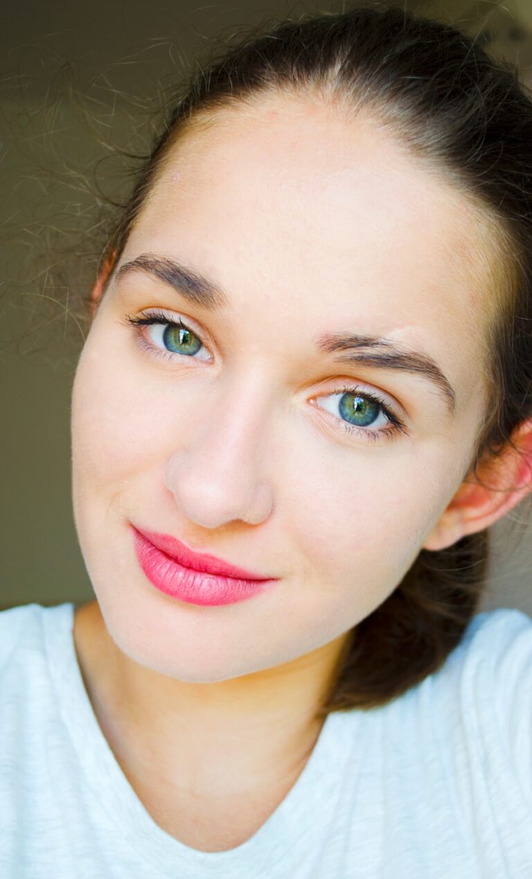 Ghid pentru demachiere corectă: Pași esențiali pentru o piele sănătoasă Photo "Guide for Proper Makeup Removal: Essential Steps for Healthy Skin"