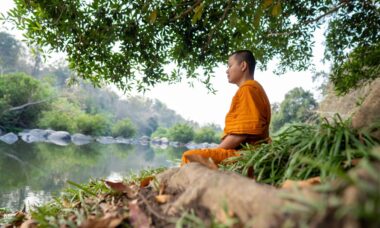 Photo Meditating monk