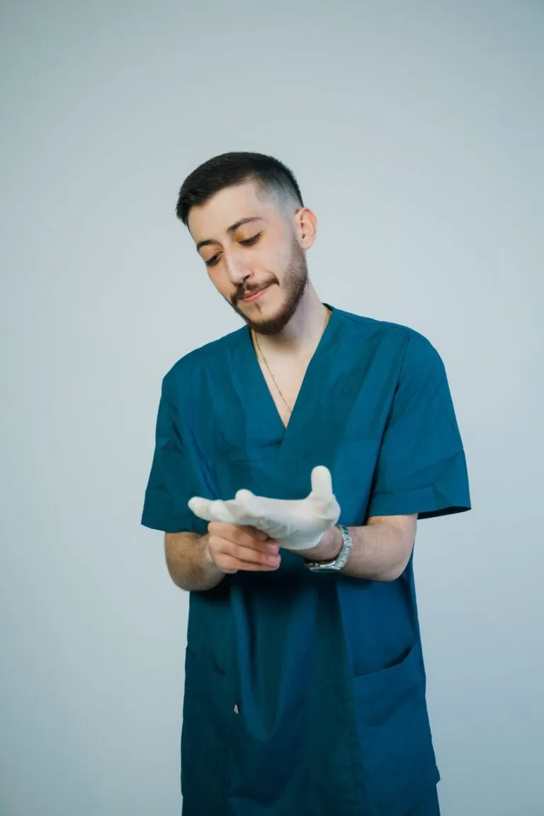Ce înseamnă un ciclu menstrual regulat și când ceri sfat Femeie care notează datele ciclului menstrual într-un carnet lângă un calendar