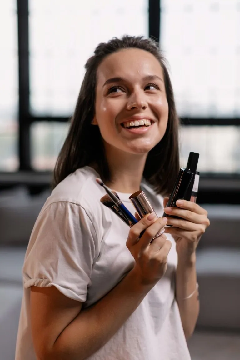Rutina de îngrijire a tenului pas cu pas pentru începătoare Produse cosmetice de ingrijire a tenului asezate langa o oglinda