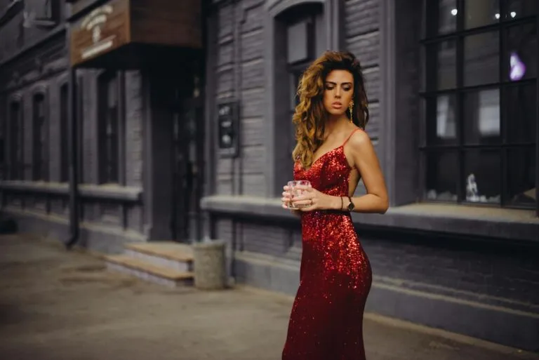 Tot ce trebuie să știi despre eleganța în ținutele de seară Photo evening wear elegance tips